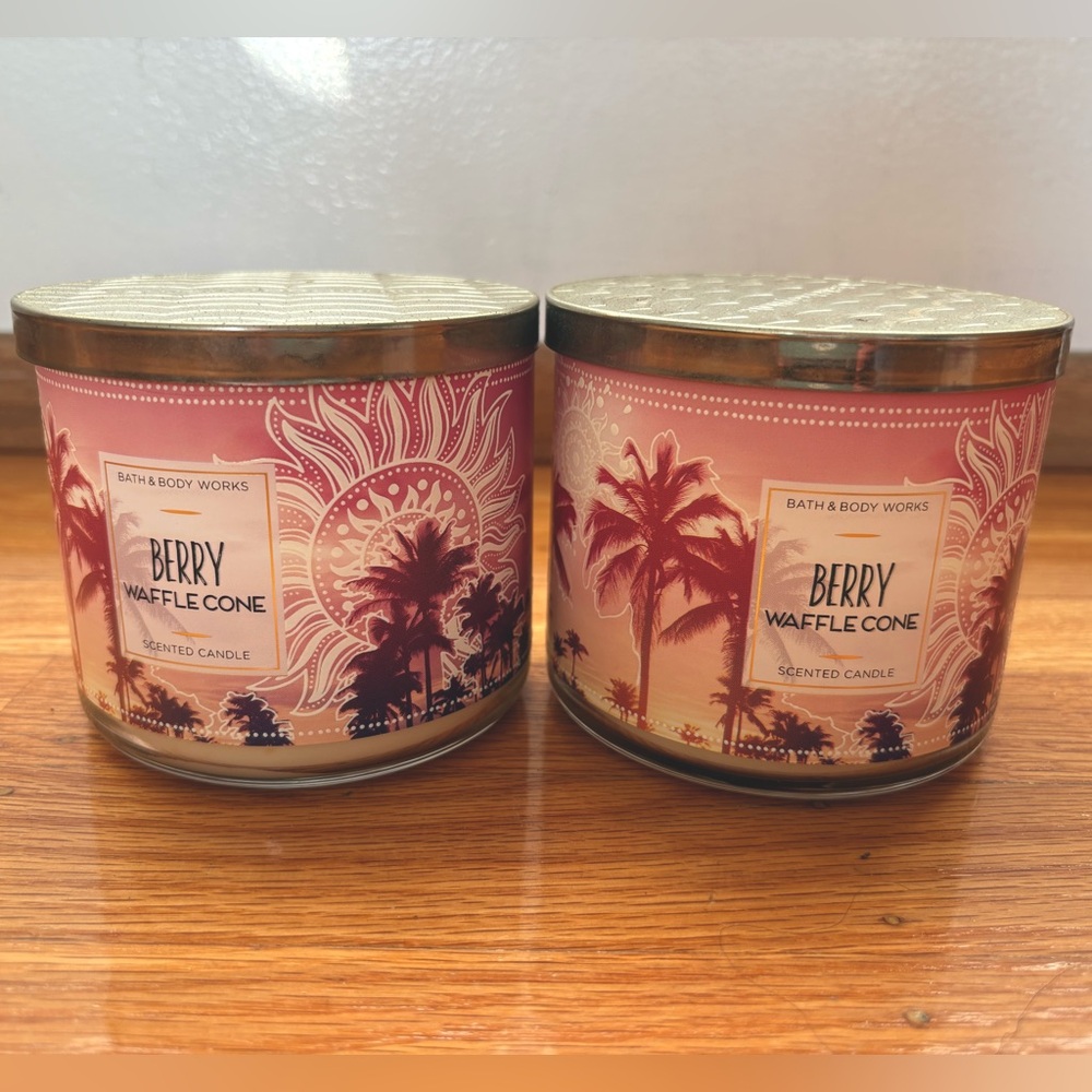 2 candles Bath and Body Works Berry Waffle Cone